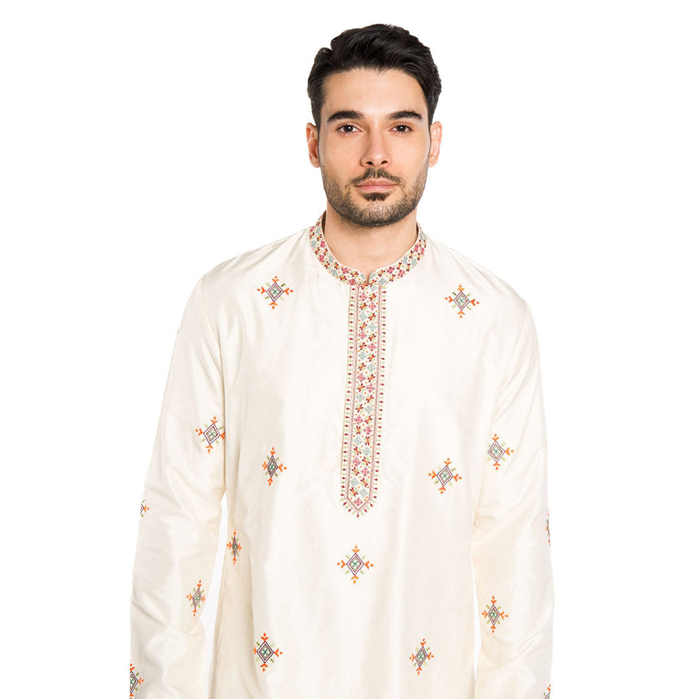 Arjun Kilachand Ivory Kashmiri Thread Work Embroidered Kurta with Churidar (Set of 2)