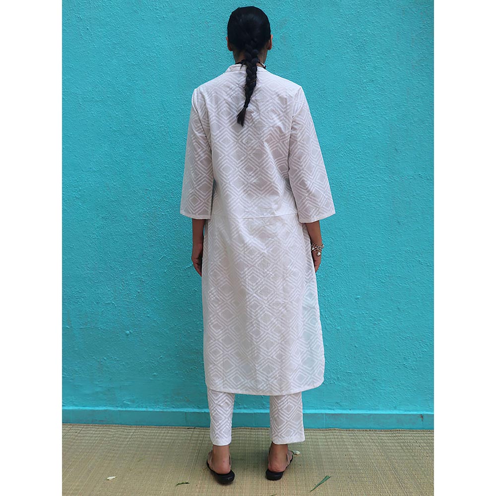 Chidiyaa Safed Avnoor White Cotton Kurta With Pant (Set of 2)