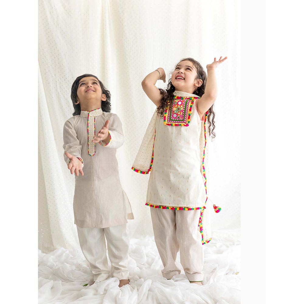 Chotibuti Striped Off White Kurta with Pant
