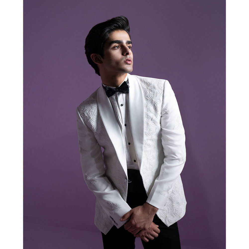 CONTRAST BY PARTH White Spotlight Tuxedo (Set of 5)