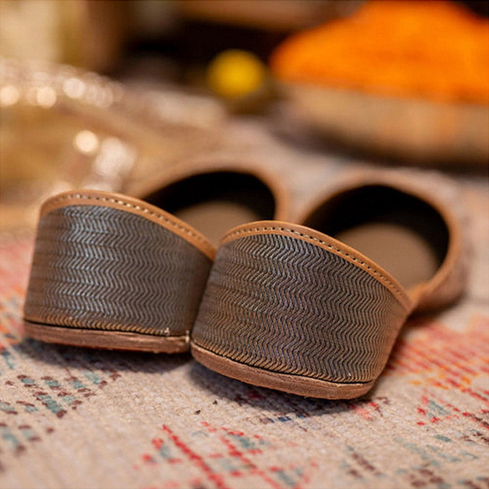 Coral Haze Women White Aarambh Juttis