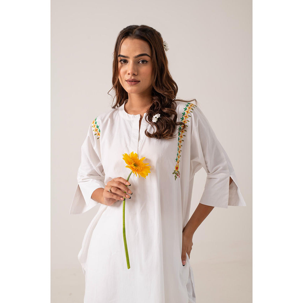 Ekavira Kanti White Floral Print Kurta and Pant (Set of 2)