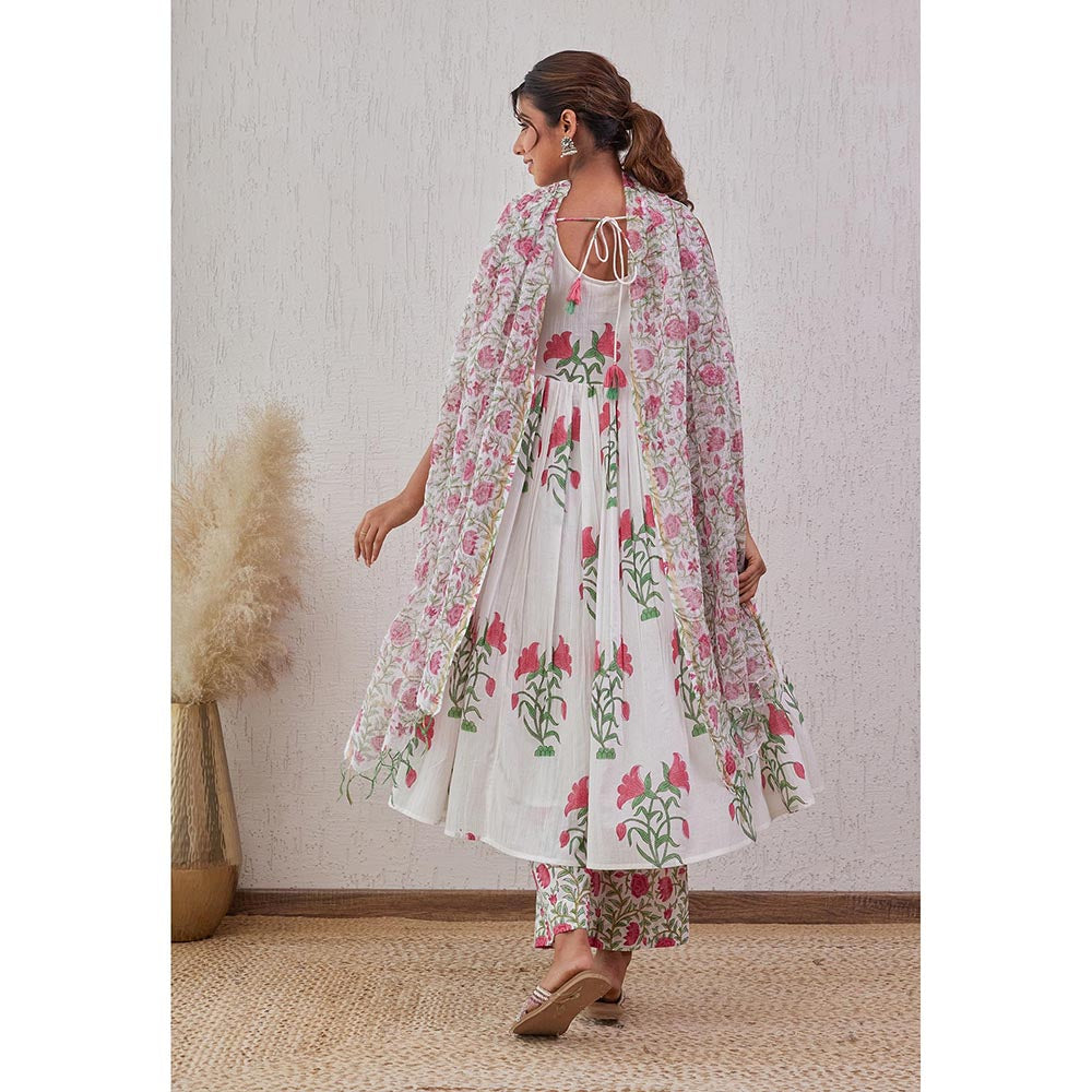 GANGA GRACE White Floral Printed Kurta Set with Dupatta