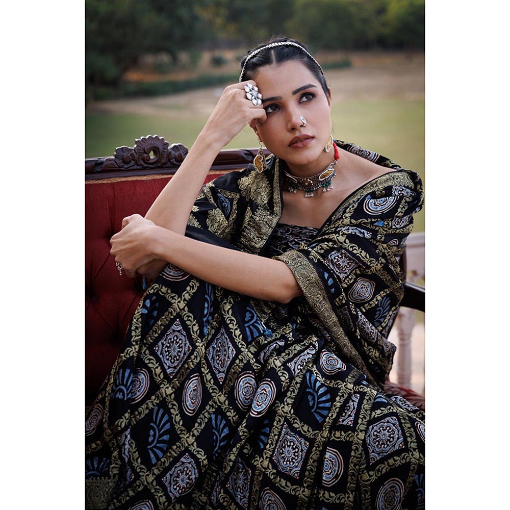 Geroo Luxe Women Black Silk Handloom Saree with Unstitched Blouse