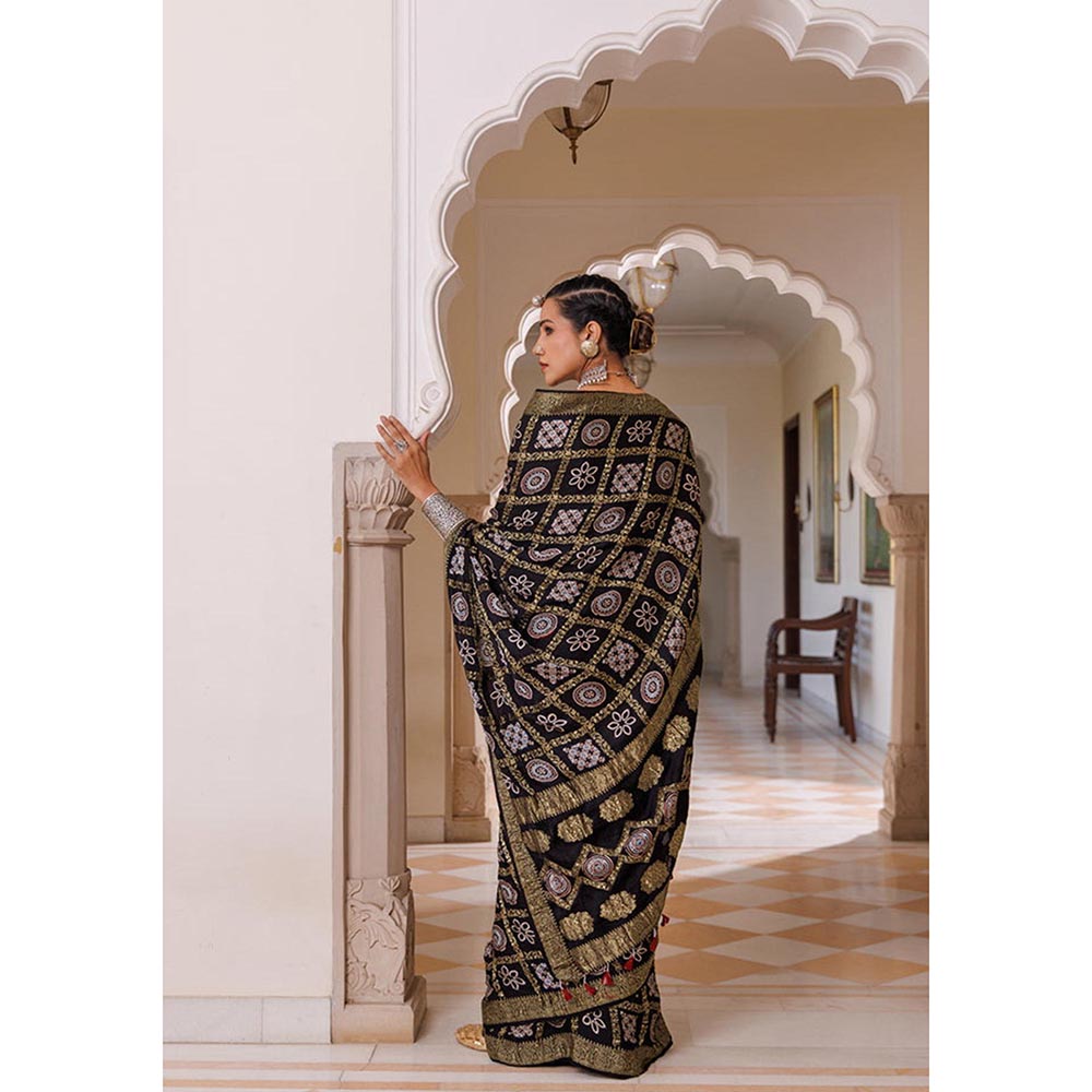 Geroo Luxe Women Black Silk Handloom Saree with Unstitched Blouse