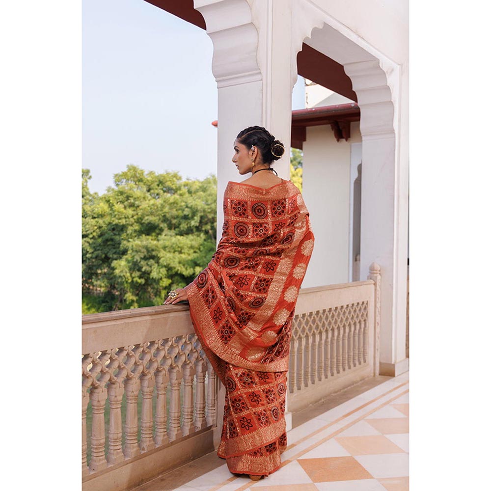 Geroo Luxe Women Orange Silk Handloom Saree with Unstitched Blouse