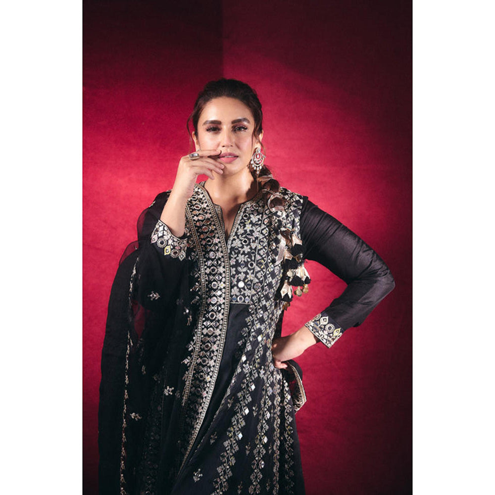 Gopi Vaid Huma Qureshi in Amiha AG Set