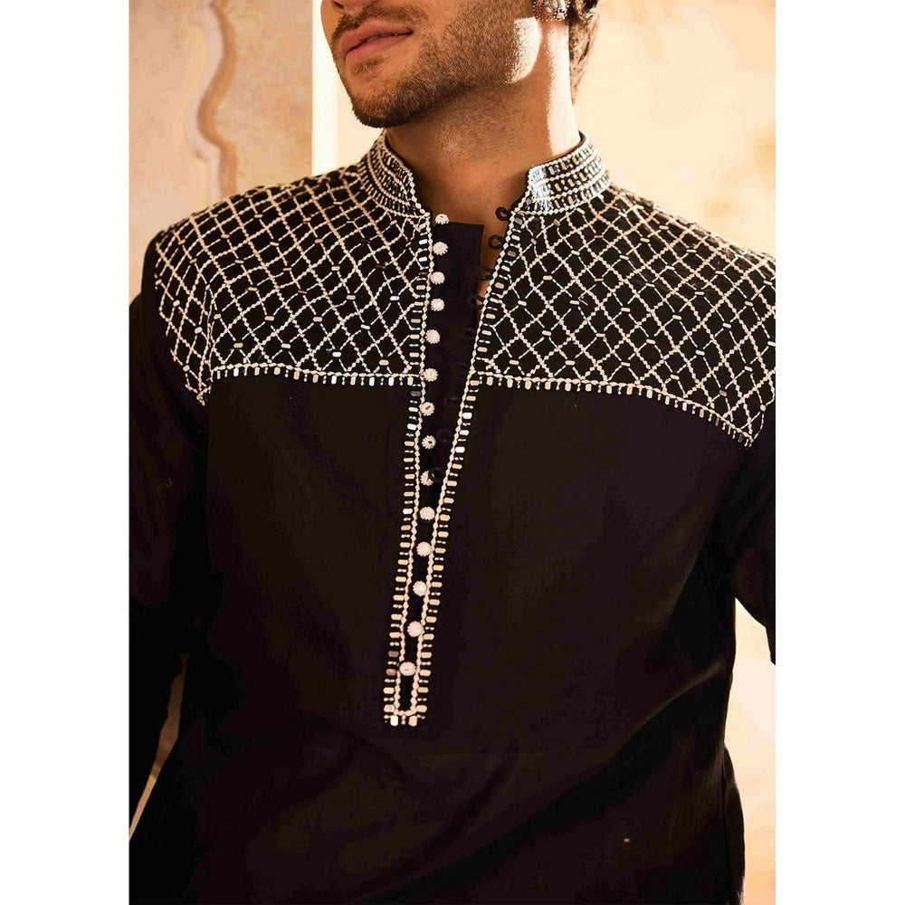 HISTORI Chanderi Men Black Embroidered Kurta with Salwar