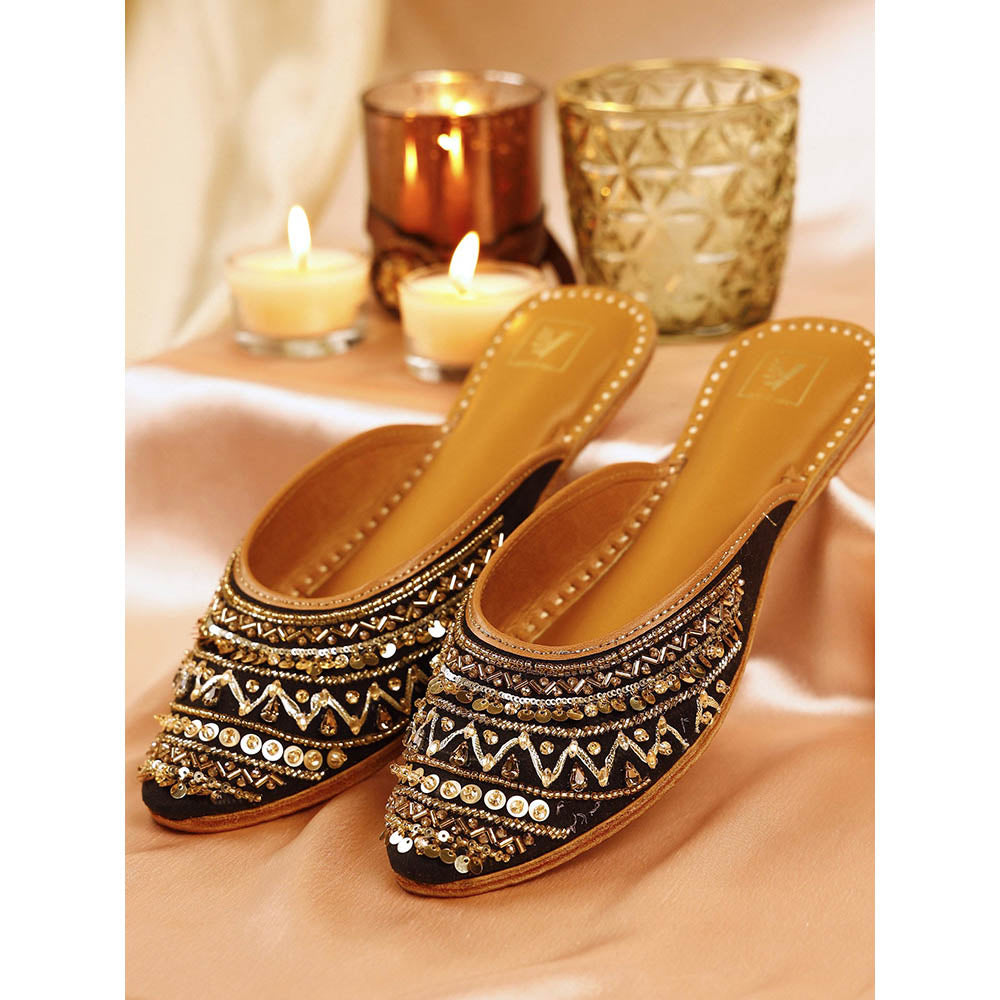 House of Vian Rooh Embroidered Black Juttis