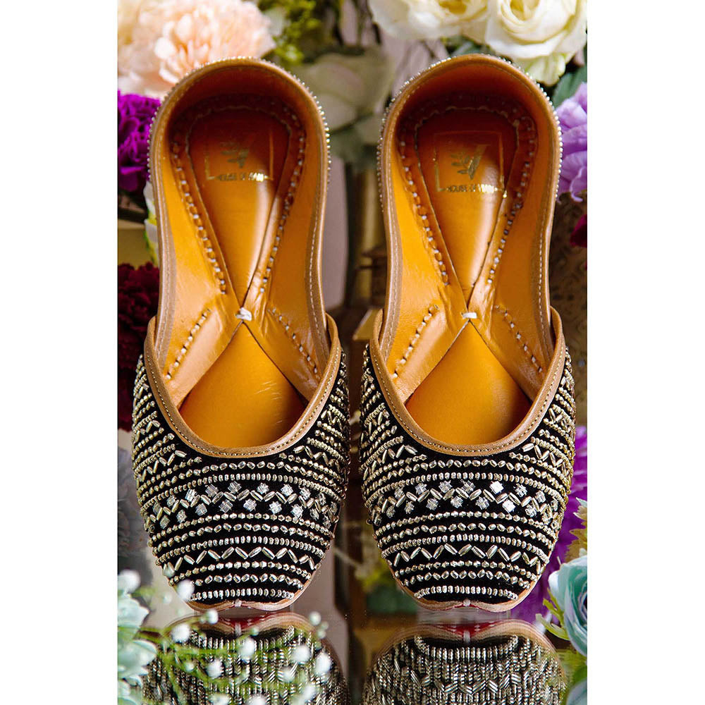 House of Vian Saanjh Black Embroidered Juttis