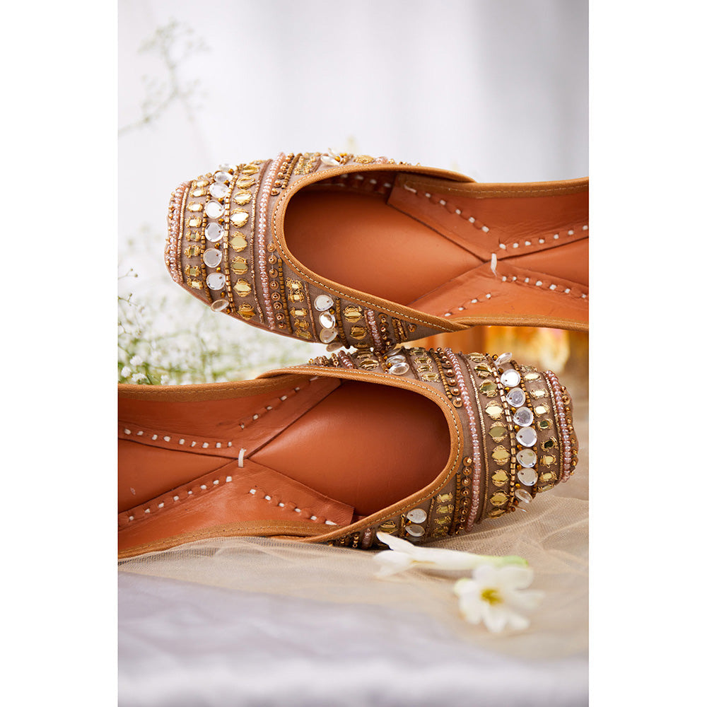 House of Vian Mehr Gold Juttis