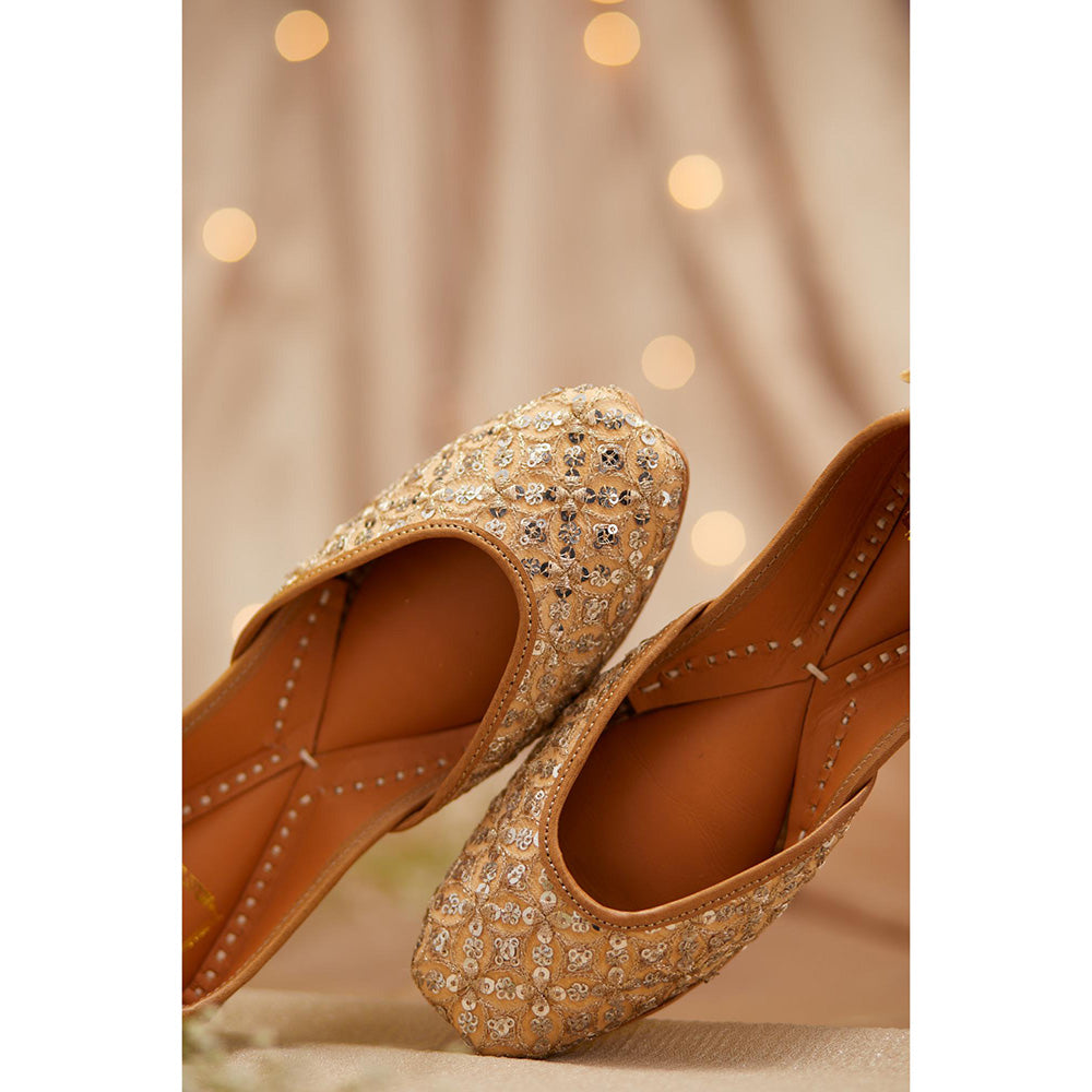 House of Vian Zeenat Gold Juttis