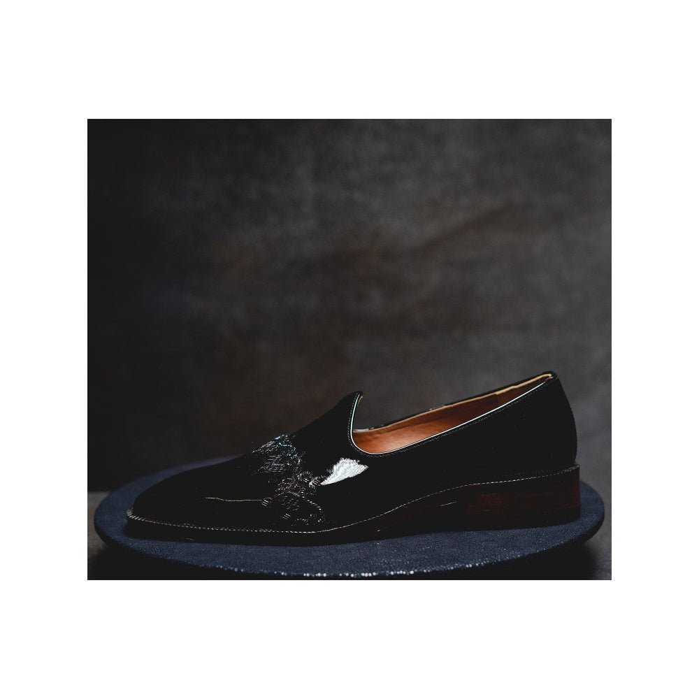 Kavith Sainaani Patent Black Embroidered Jutti