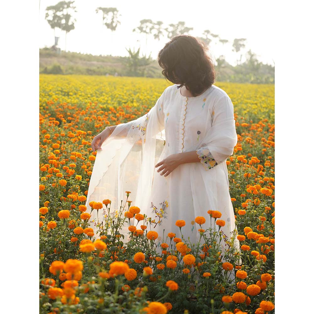 Label Earthen Ivory Embroidery Detailing Kurta and Trouser (Set of 2)