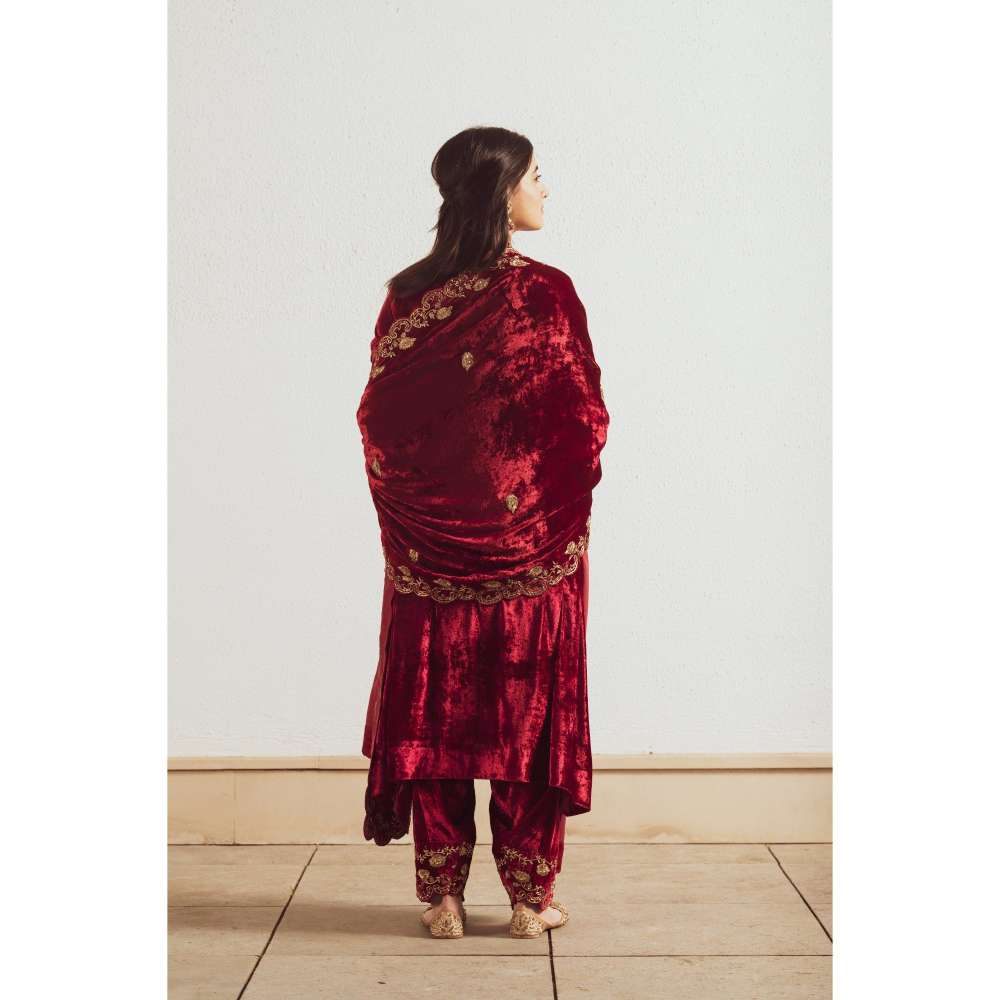Neelu Sethi Embroidered Velvet Kurta and Pant With Dupatta (Set of 3)