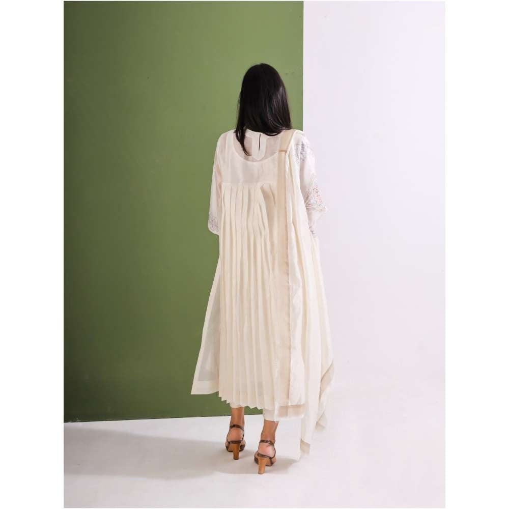 Neelu Sethi Chanderi Embroidered Back Pleating Kurta And Pant with Dupatta (Set of 3)