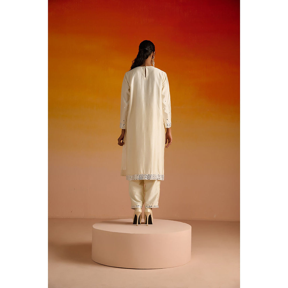 OHH CROW Ivory Embroidered Raw Silk Kurta with Pant and Dupatta (Set of 3)