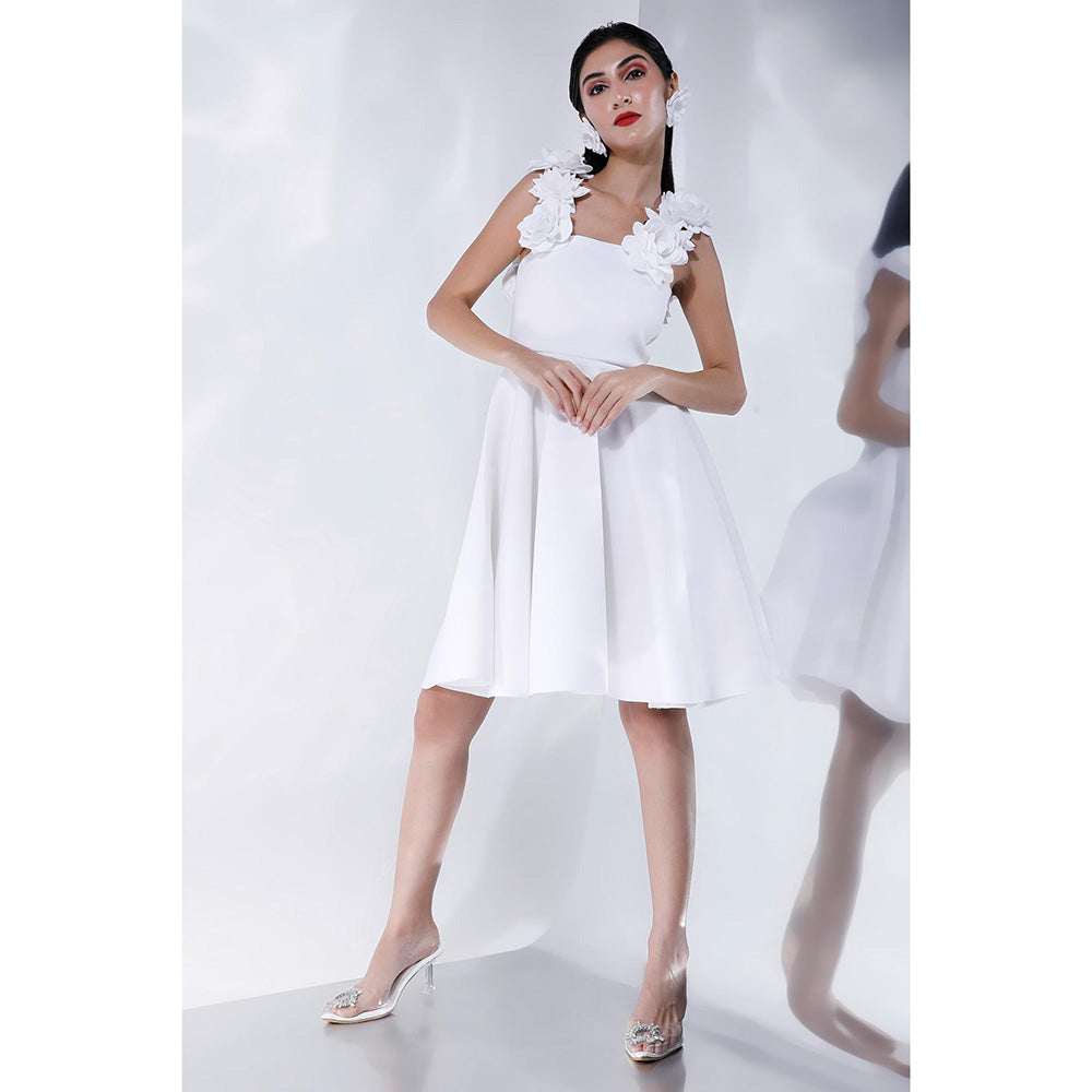 Ozeqo Tyche White Solid Strapless Dress with Detachable Straps (Set of –  Nykaa Fashion