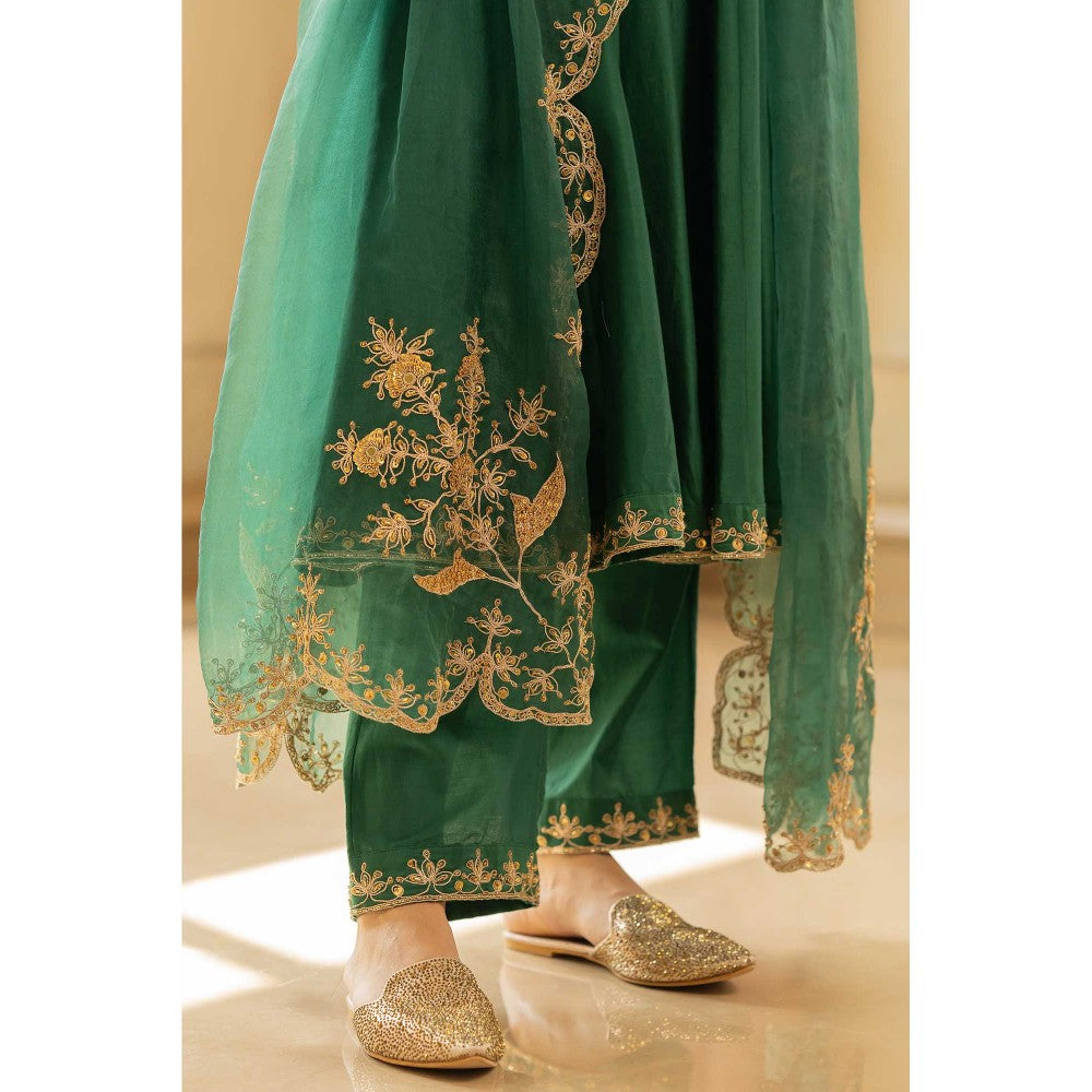 Paulmi & Harsh Women Green Chiniya Silk Round Neck Kurta with Pant and Dupatta