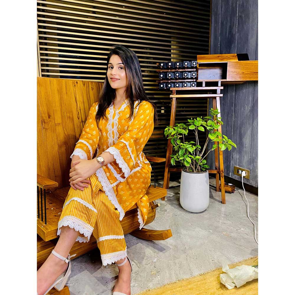 Pairaahan Inari Kurta (Set of 2)