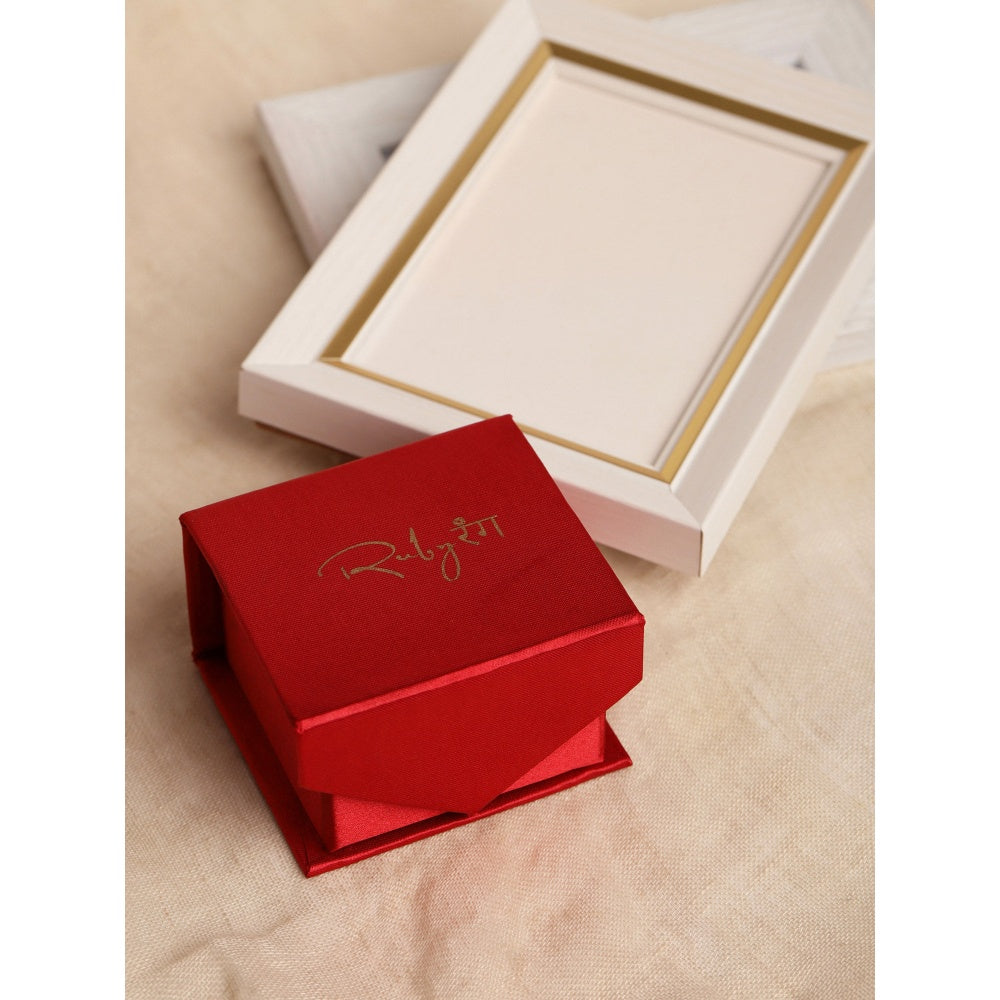 RUBY RAANG STUDIO Nai Fiza Neutraal Silver Pearl Embellished Maang Tikka