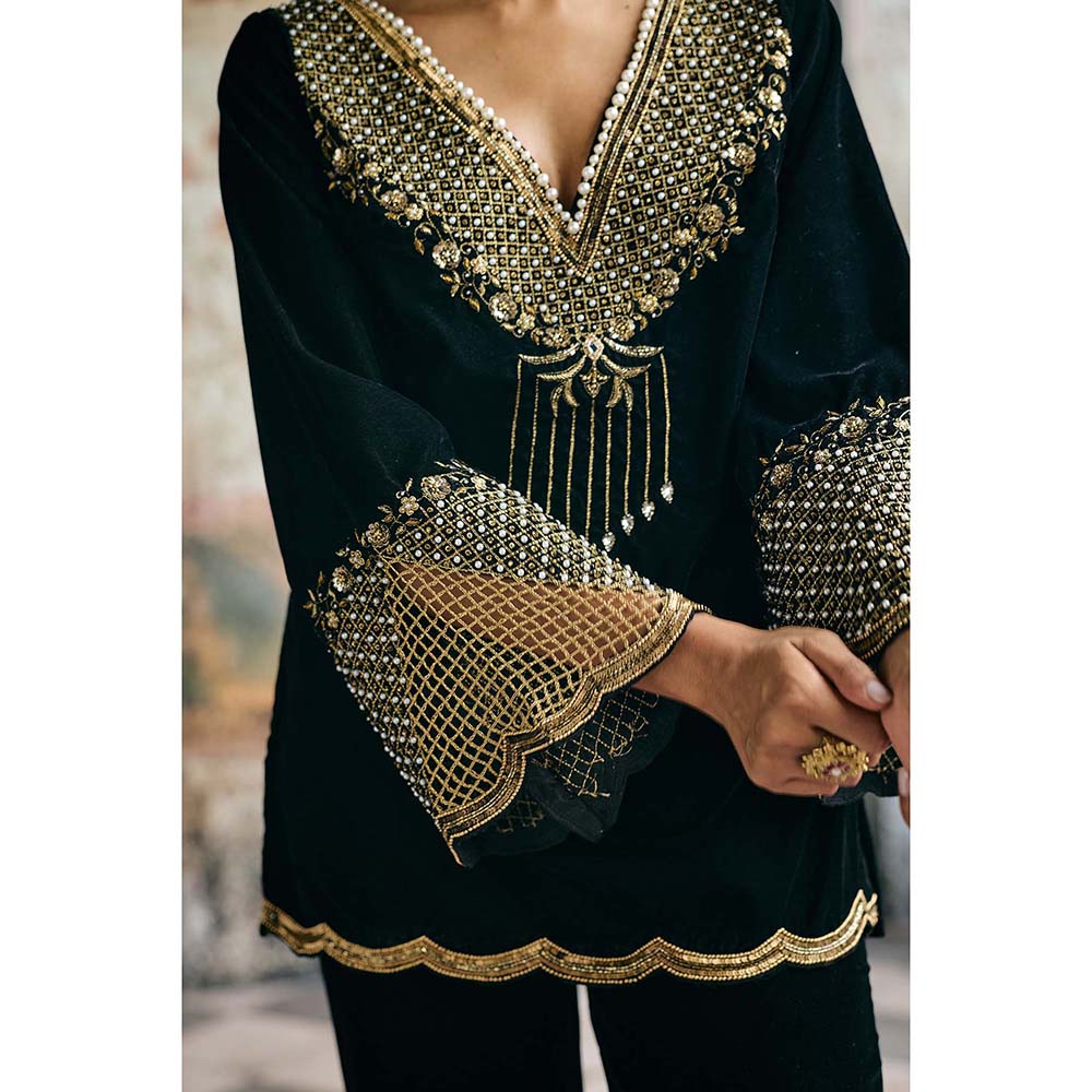 Saanjh by Lea Asmaira Black Hand-Embroidered Velvet Kurta With Pant And Dupatta