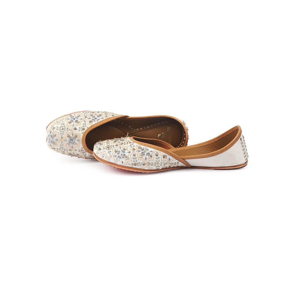 Shilpsutra Women White Bloom Juttis