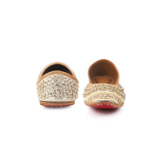 Shilpsutra Women White Gilt Juttis