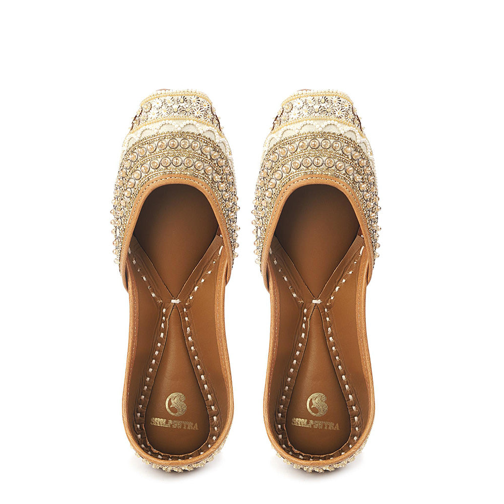 Shilpsutra Women White Gilt Juttis