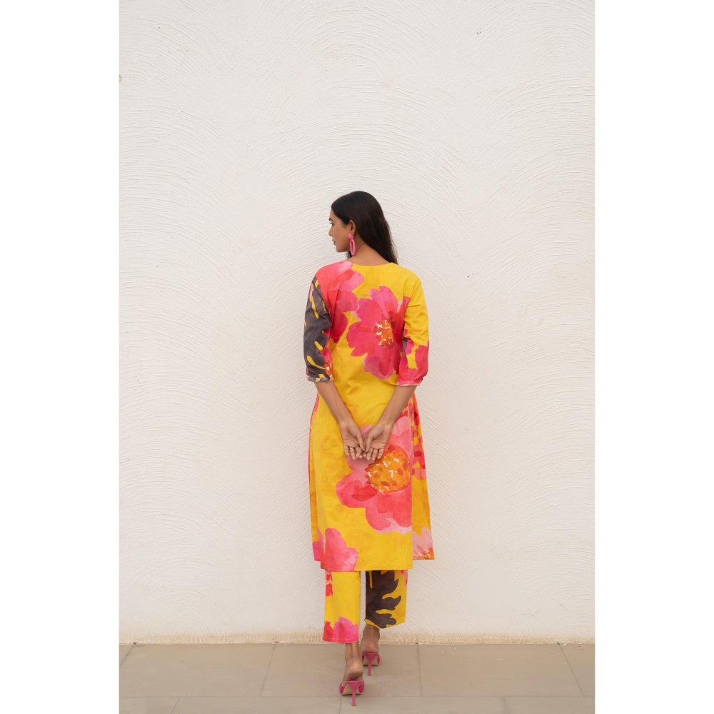Silai Studio Floral Rhapsody Kurta With Pant and Dupatta (Set of 3)