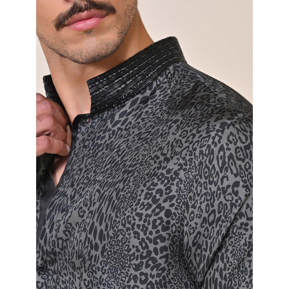 S&N by Shantnu Nikhil Black and Grey Leopard Print Kurta