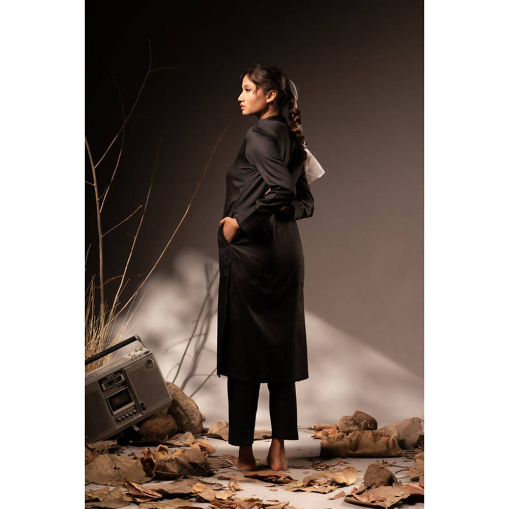 Taraasi Women Black Cotton Silk Embroidered Kurta with Pant