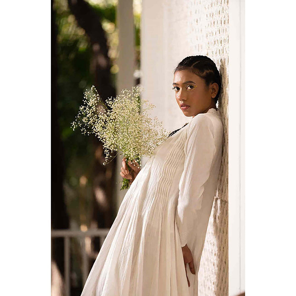 Taraasi Golden Cascade' Off White Mulmul Cotton Dress