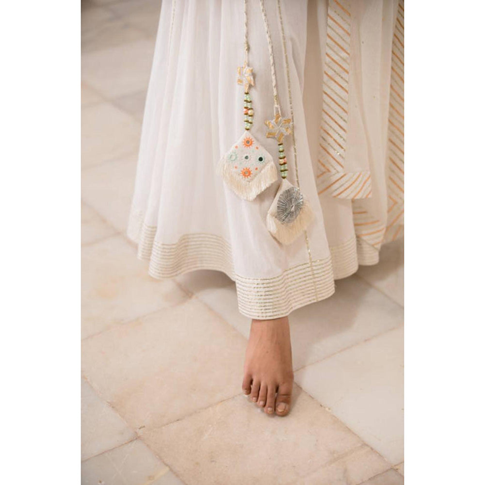 Taraasi Chandni' White Mulmul Cotton Kalidar Ghaghra (Set Of 3)