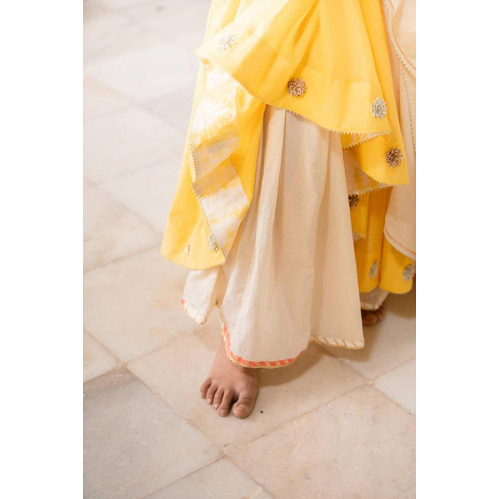 Taraasi Nakhrali' Sunshine Yellow Mulmul Cotton Kalidar Ghaghra (Set Of 3)