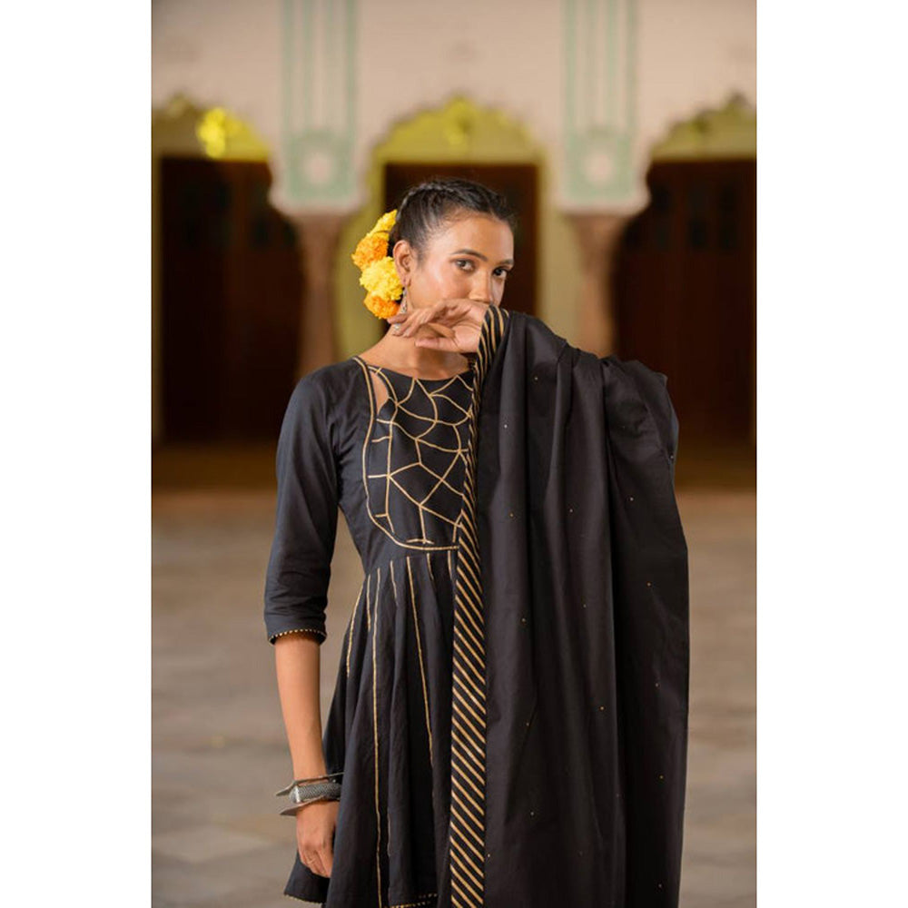 Taraasi QURBAT' Black Mulmul Cotton Dupatta