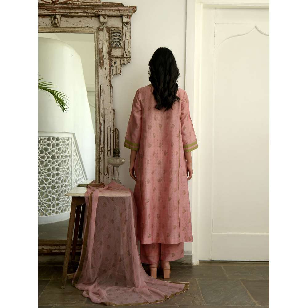 Taro india Salmon and Cinnamon Kurta with Pant and Dupatta (Set of 3)