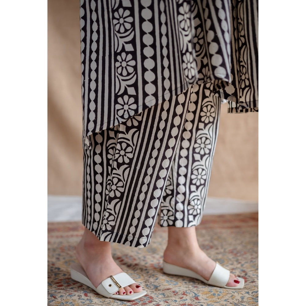 The Indian Ethnic Co. Fakira Mul Co-Ord Kurta with Pant (Set of 2)