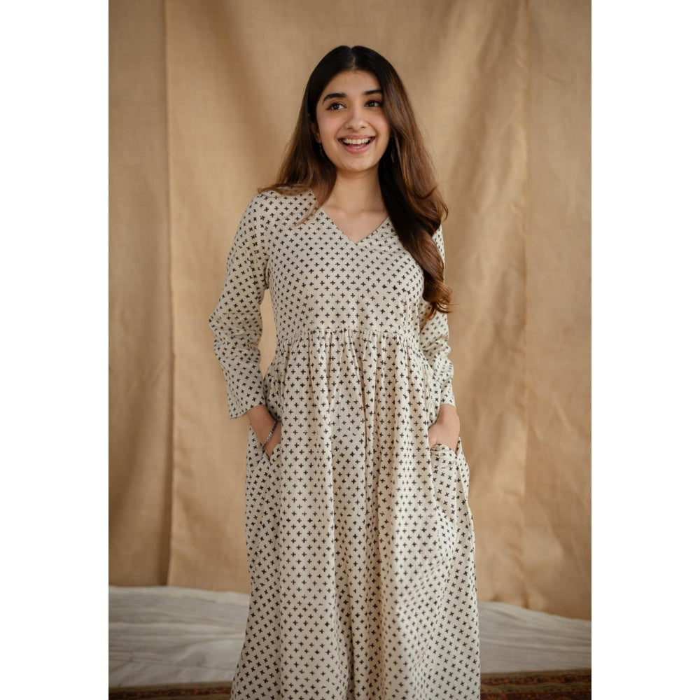 The Indian Ethnic Co. Off White A-Line Fakira Printed Mul Kurta With V Neck And Full Sleeves