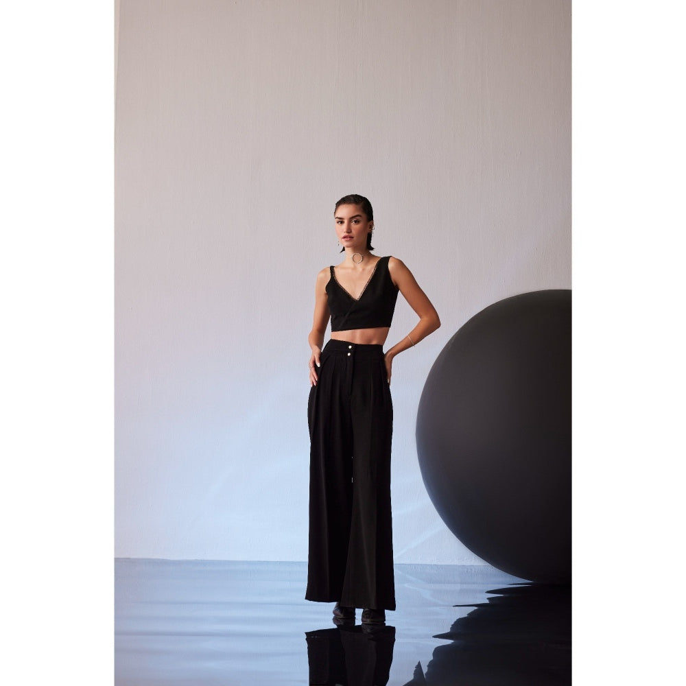 The Dapper Lady Tokyo Black Solid Crop Top