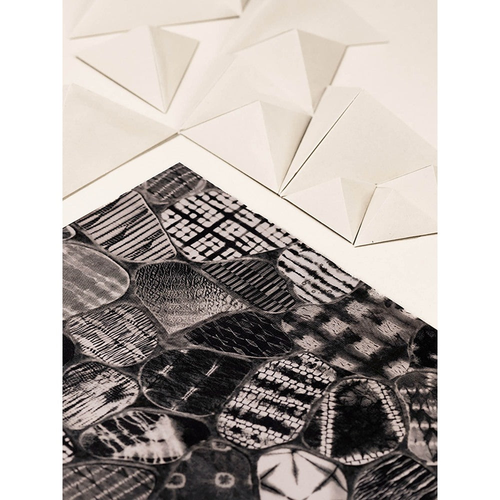 UNALLUME BY NISHA Black Printed Pocket Square