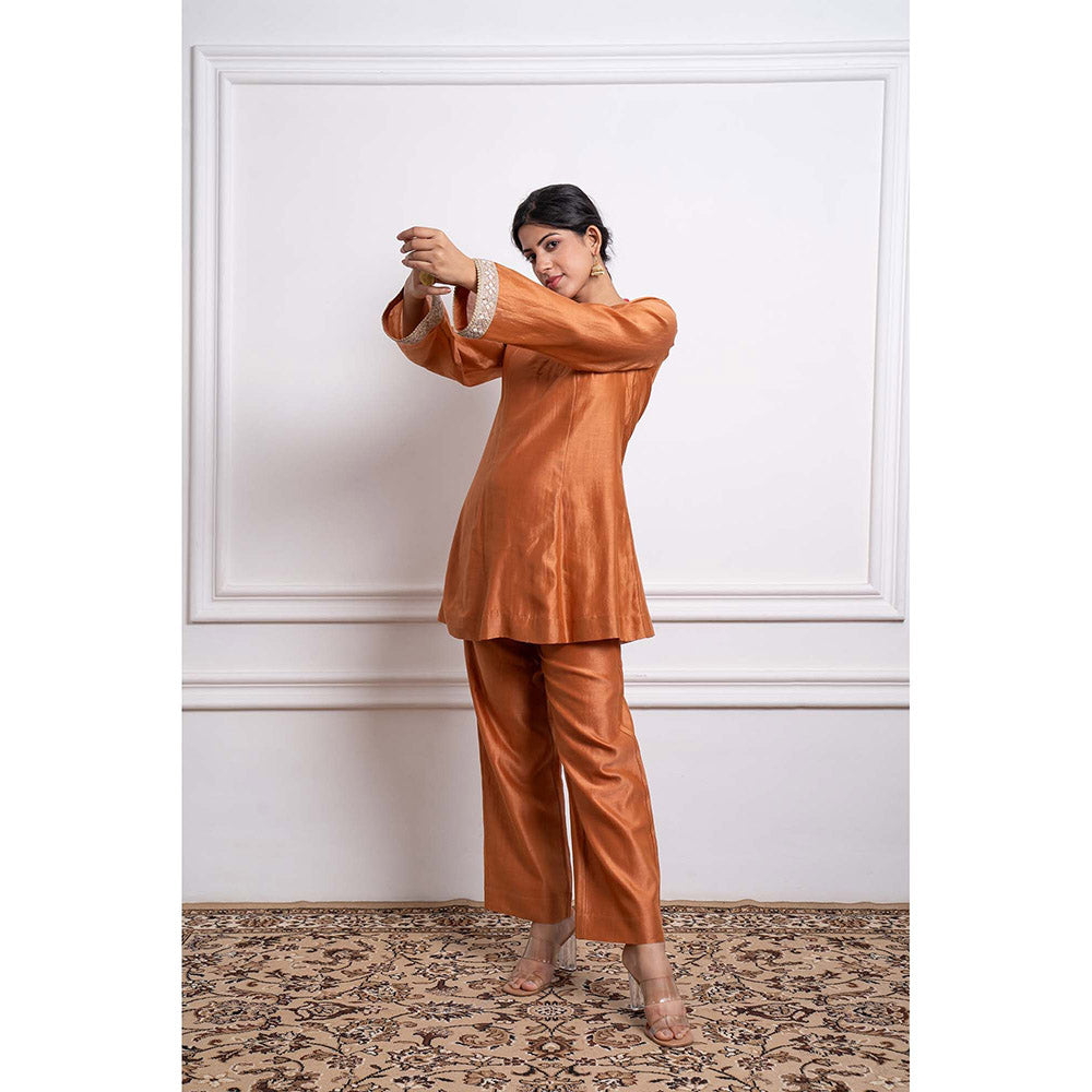 Vinusto Chanderi Handloom Embroidered Kurti and Pant (Set of 2)