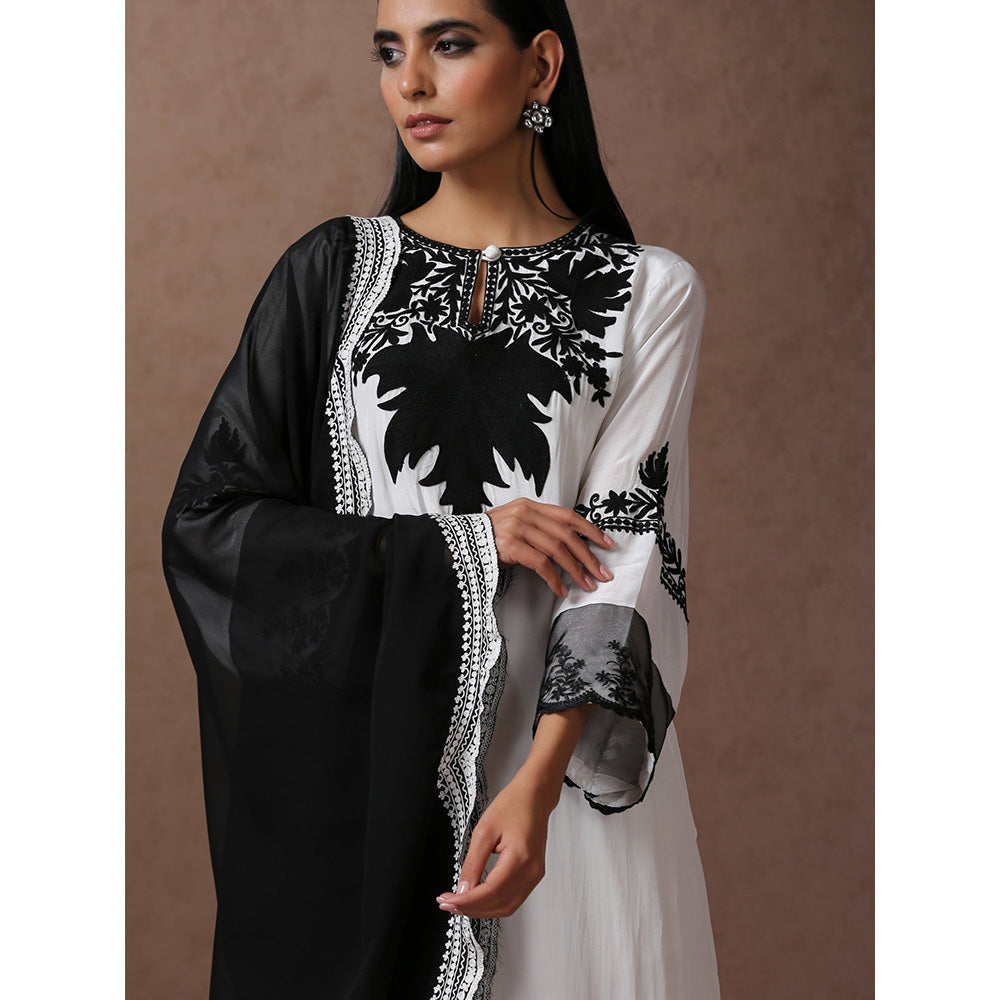 WAZIR C White Crepe Kurta with Dupatta And Straight Fit Pants (Set of 3)