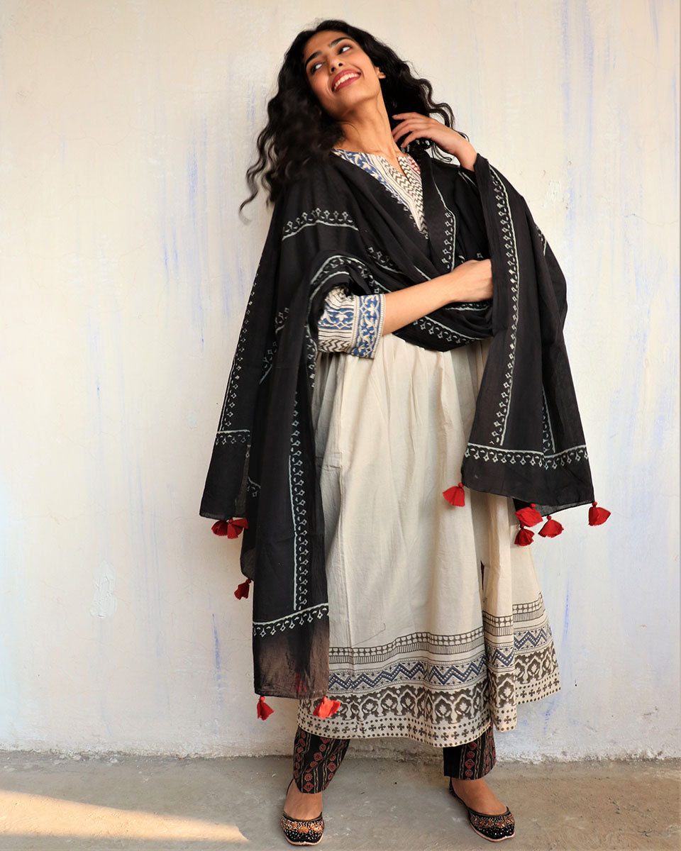 Chidiyaa Black Linen Dupatta