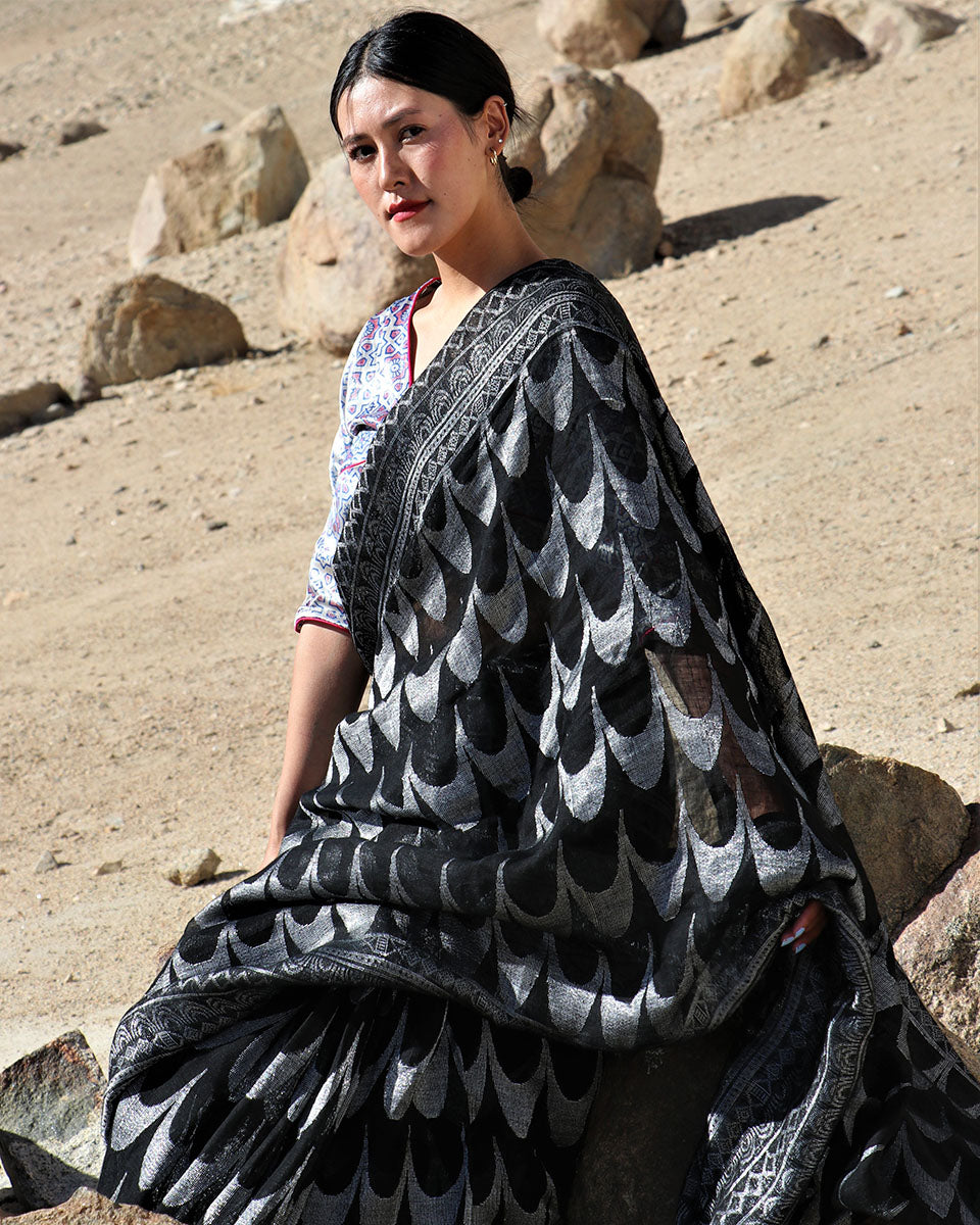 Chidiyaa Black Silver Handwoven Linen Jamdani Saree Lagn