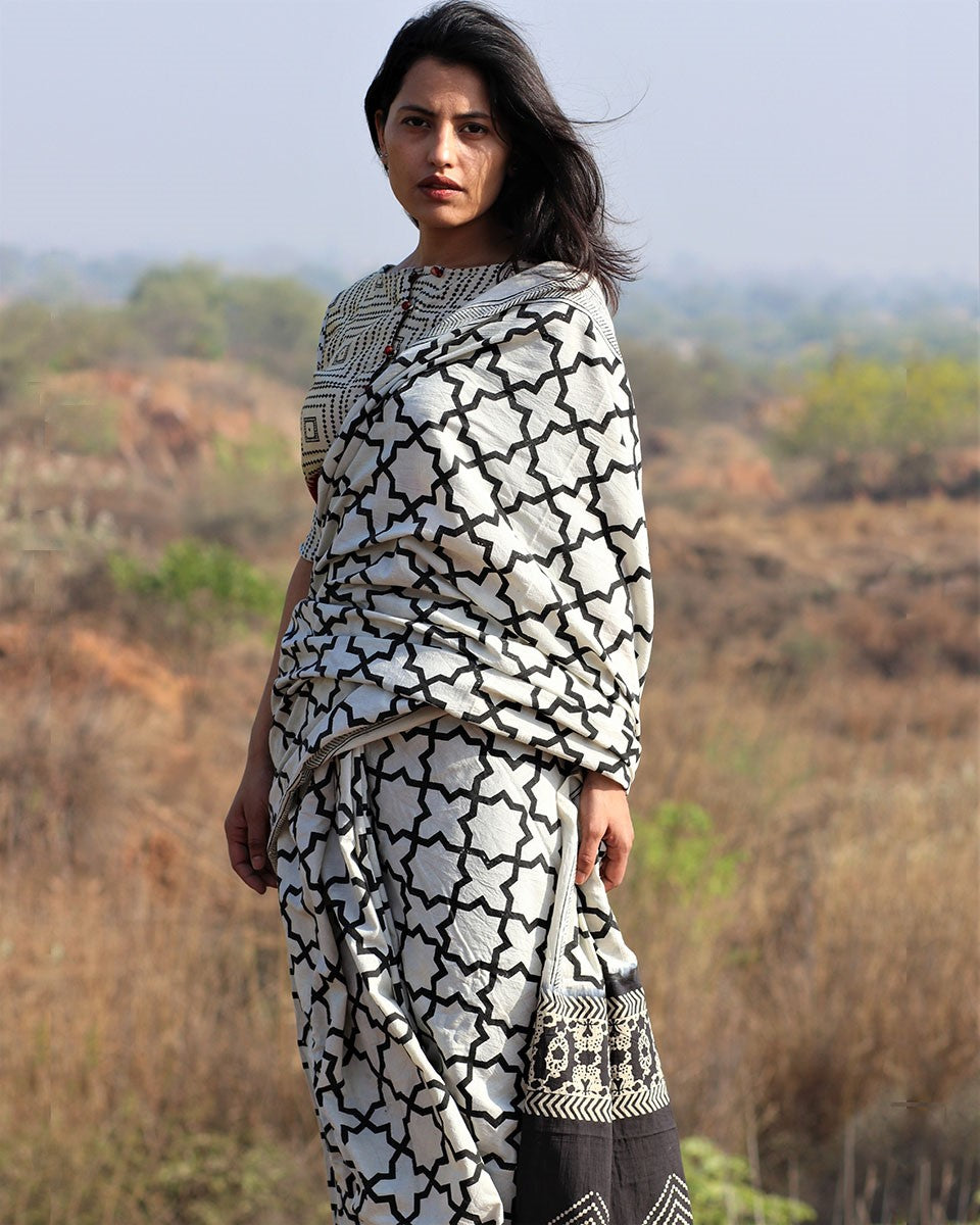 Chidiyaa Monochrome Block Printed Cotton Mul Saree 2