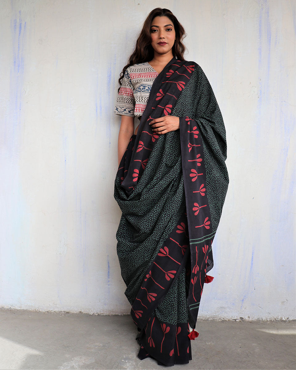 Chidiyaa Ivory Block Printed Cotton Mul Saree God with Unstitched Blouse