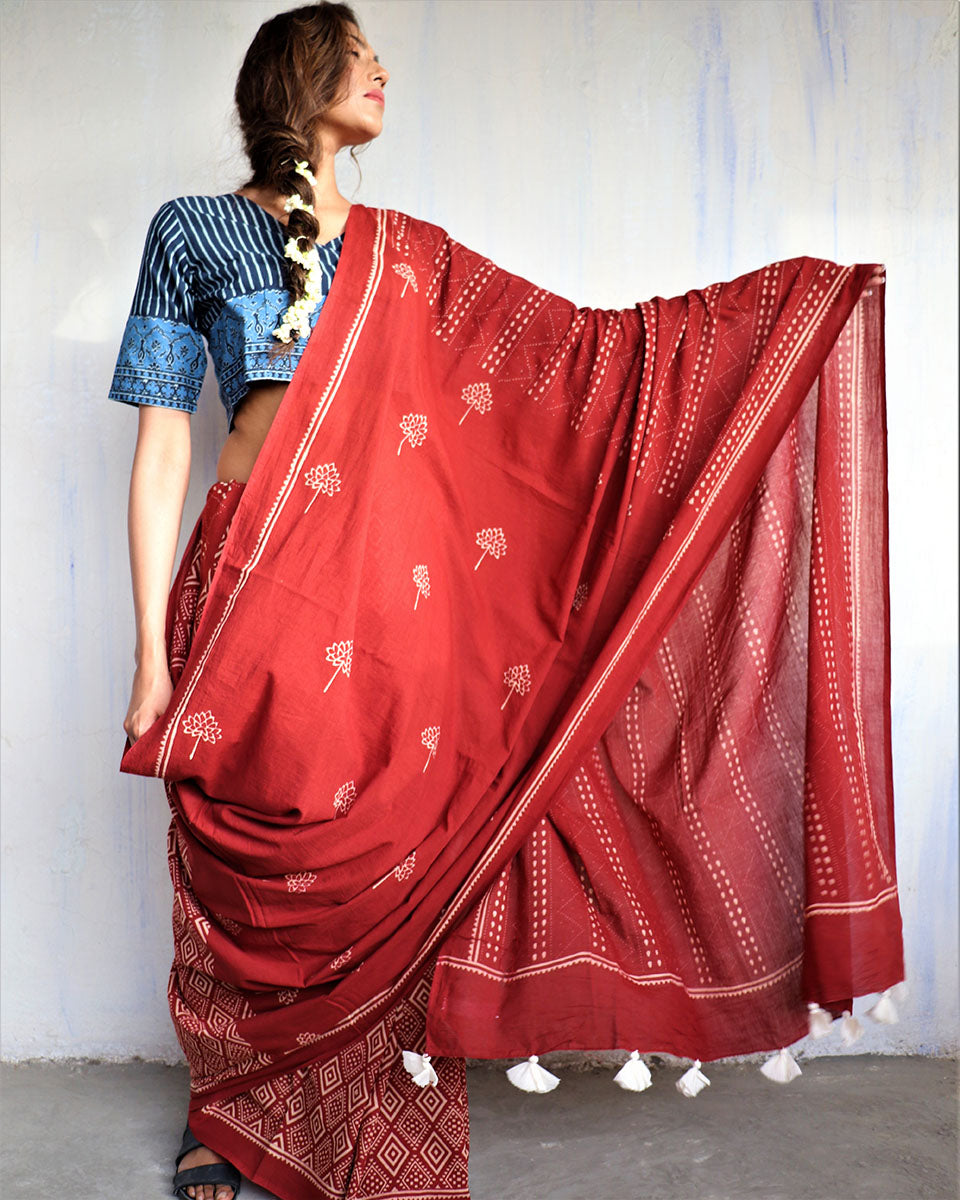 Chidiyaa Ivory Block Printed Cotton Mul Saree God with Unstitched Blouse