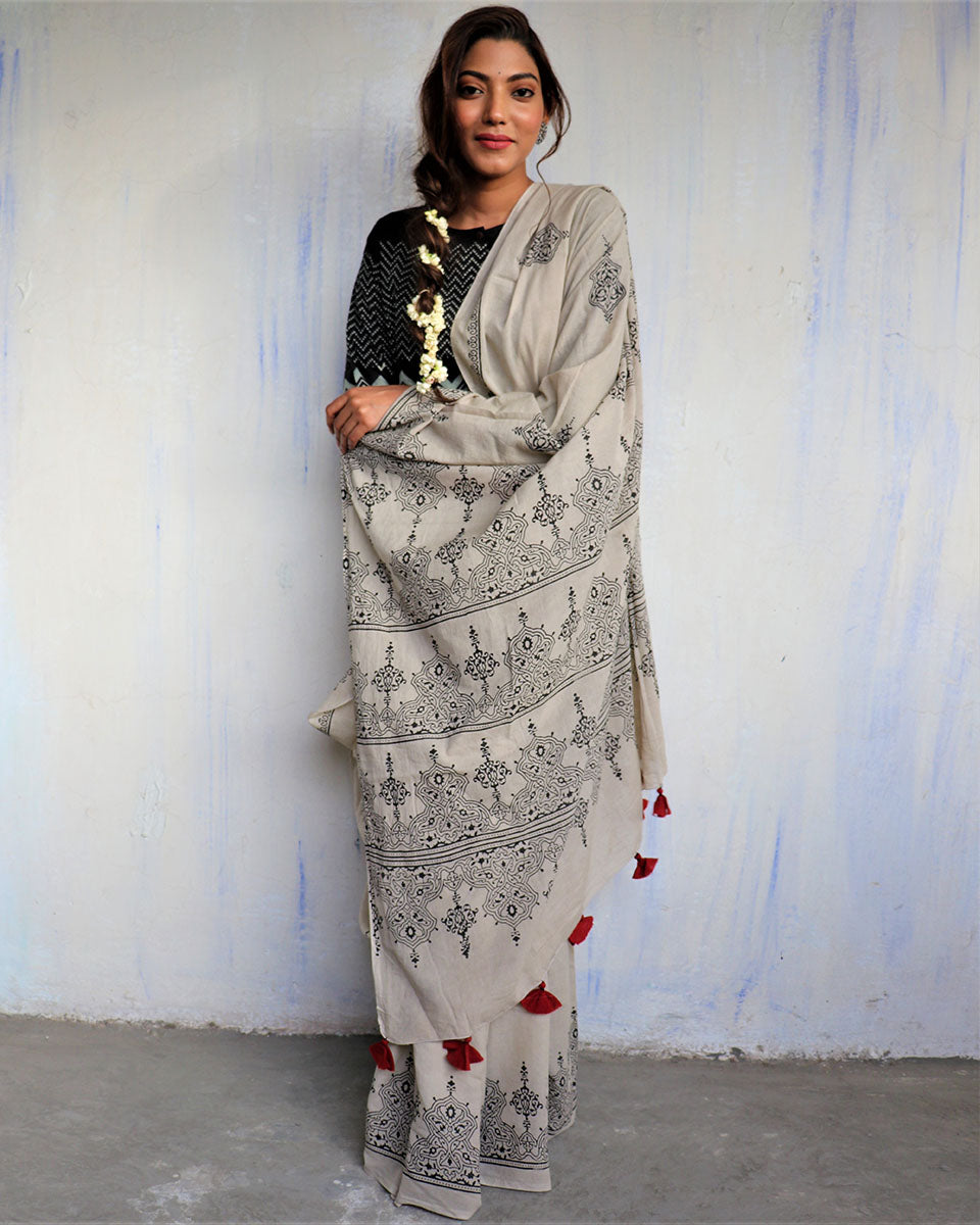 Chidiyaa Red Block Printed Cotton Mul Saree God with Unstitched Blouse