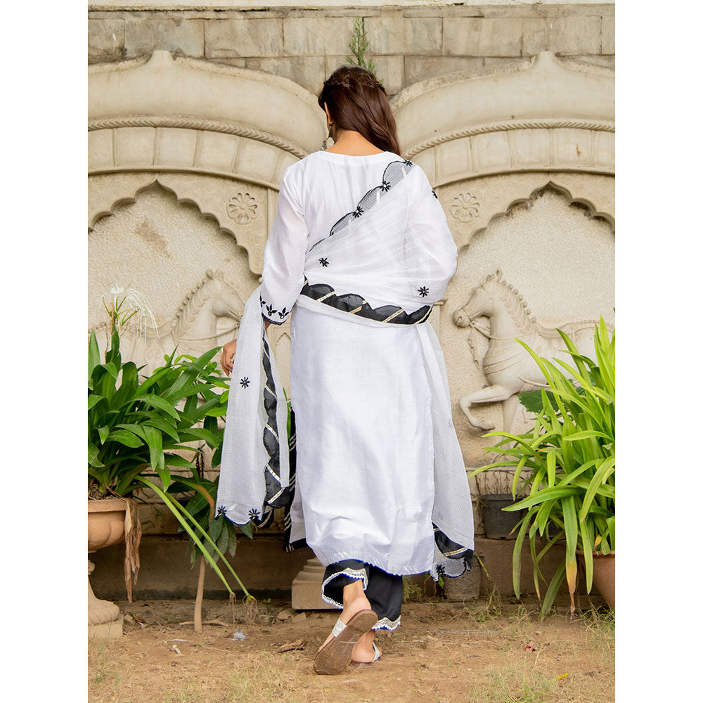 Maison Shefali Noor Shwet Kasida Mirror and Thread Work Kurta (Set of 3)